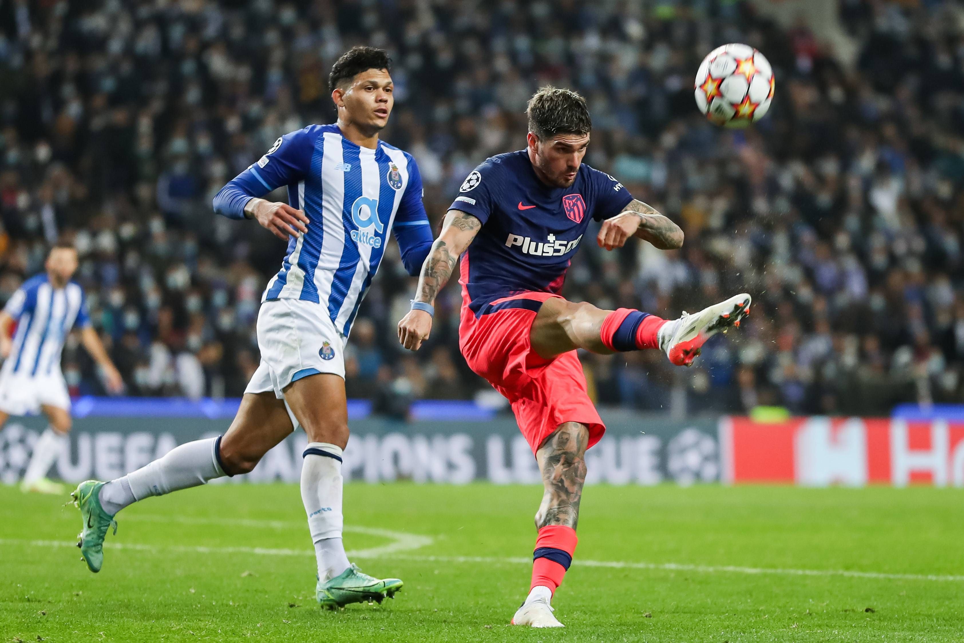  Rodrigo de Paul golpea un balón durante el duelo ante el Oporto.