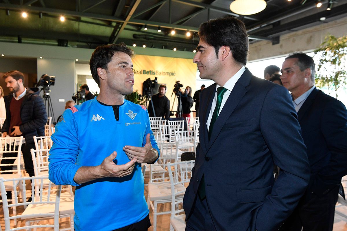 Rubi, entrenador del Betis, y Ángel Haro.