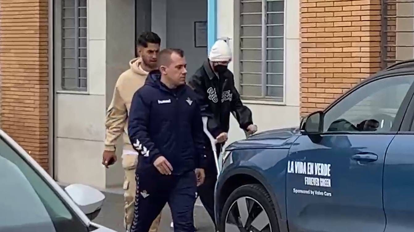 Aitor Ruibal salió de la clínica con dos muletas.