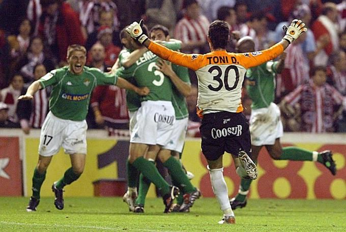  Los jugadores del Betis celebran el pase a la final de la Copa del Rey de 2005.