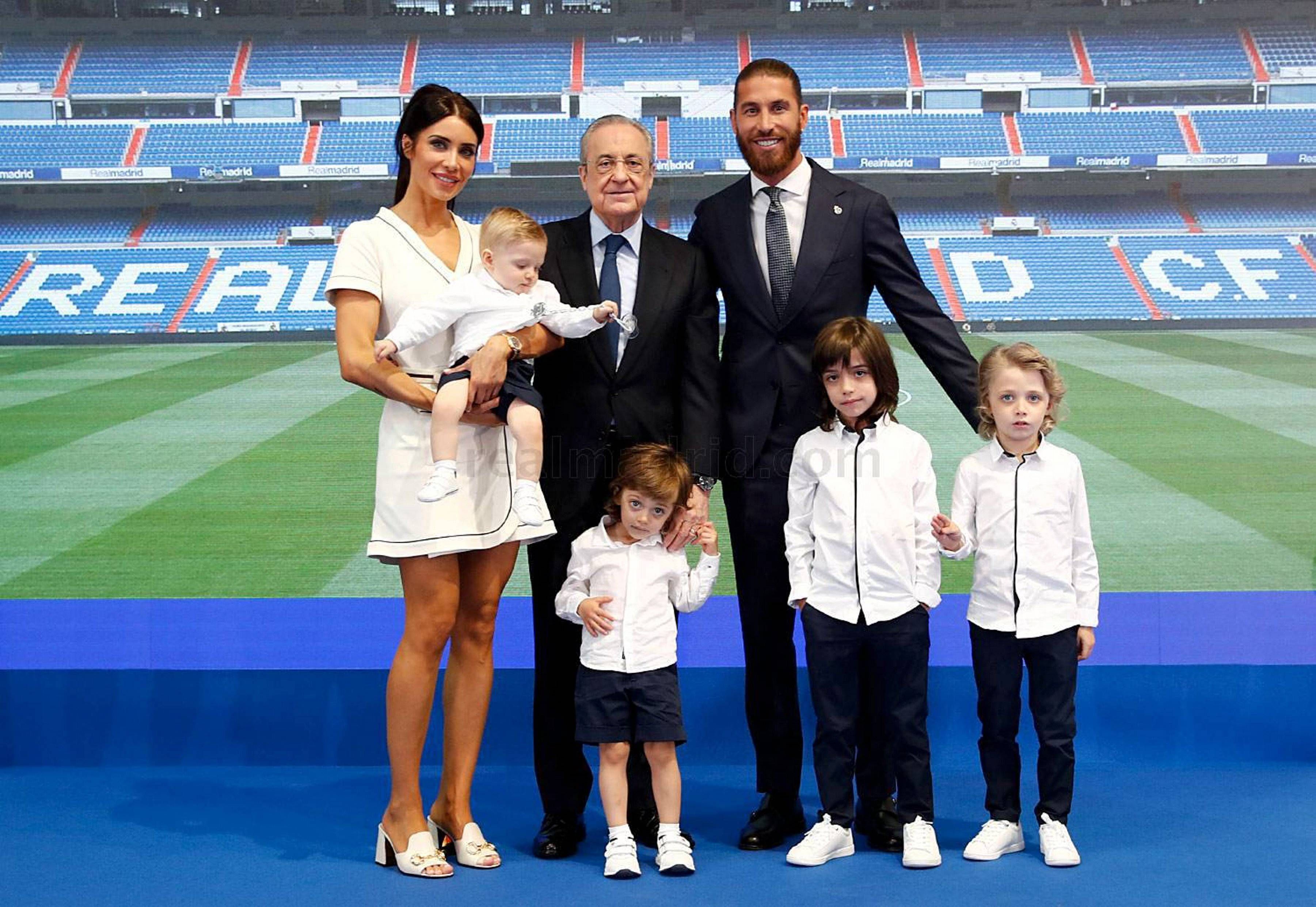  Sergio Ramos y Pilar Rubio, con sus hijos y con Florentino Pérez.