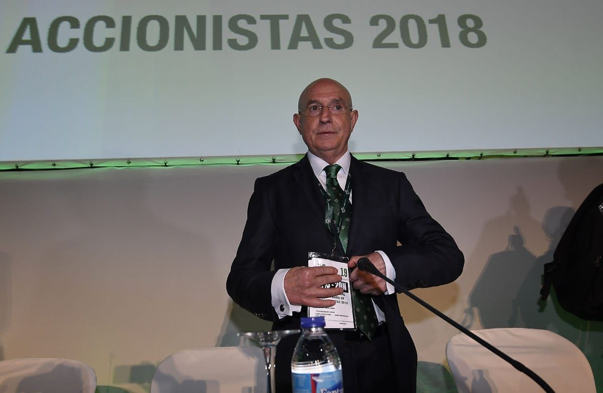  Serra Ferrer, en una Junta de Accionistas del Betis.