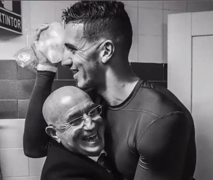  Lorenzo Serra Ferrer y Zou Feddal se abrazan tras un derbi.