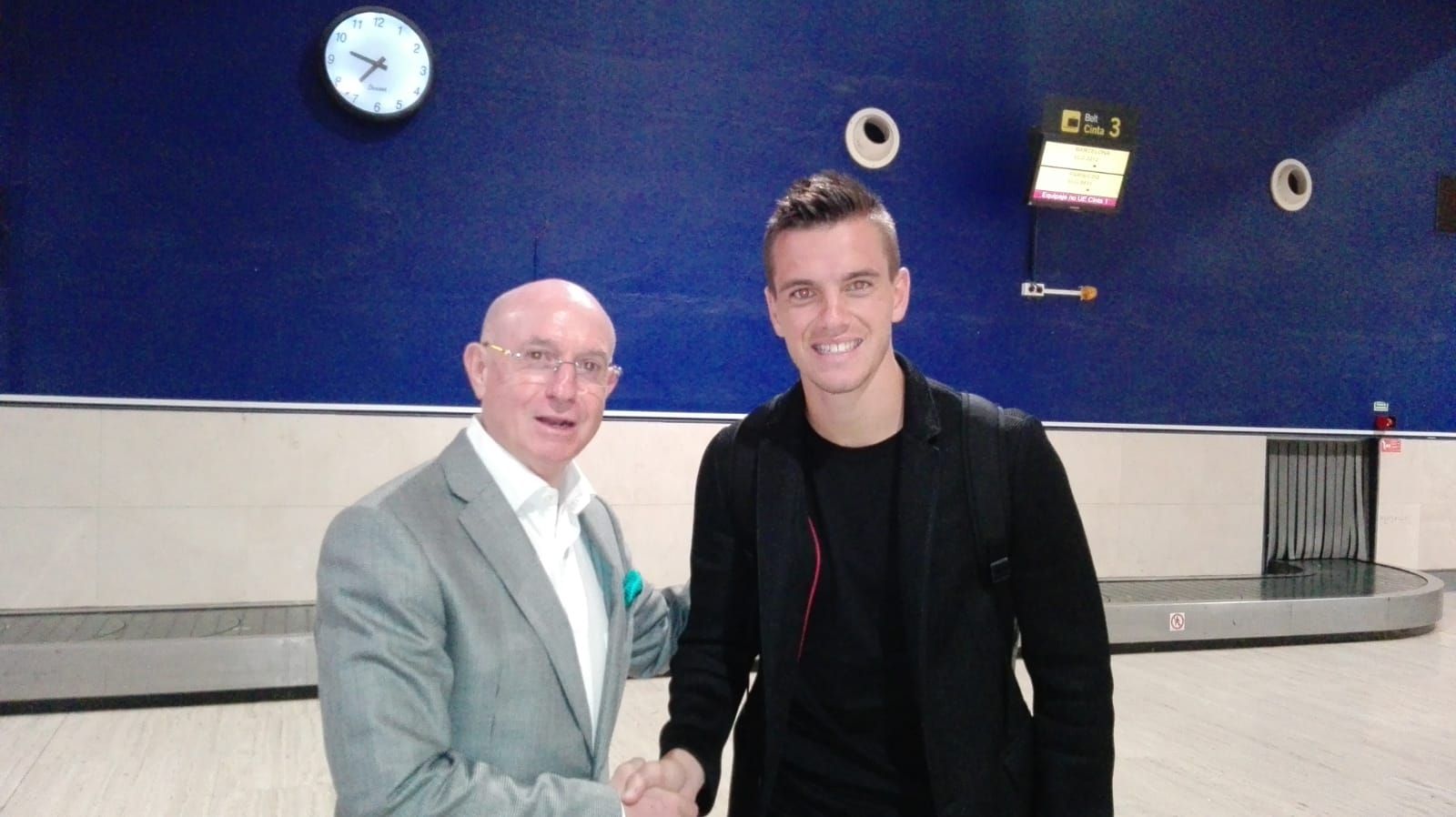 Lorenzo Serra Ferrer y Giovani Lo Celso, en el aeropuerto.