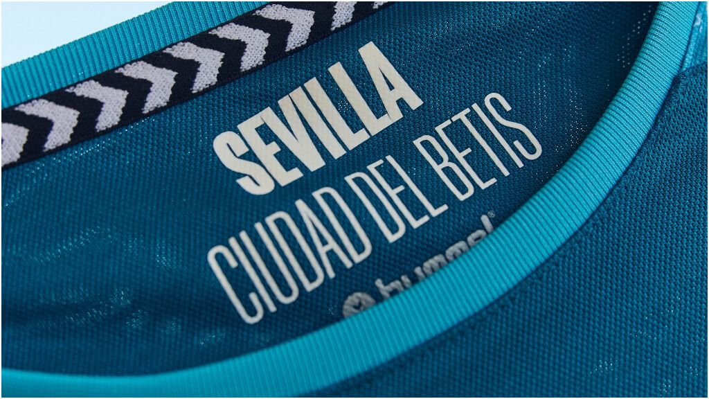 'Sevilla, ciudad del Betis', el detalle en la camiseta de la tercera equipación.