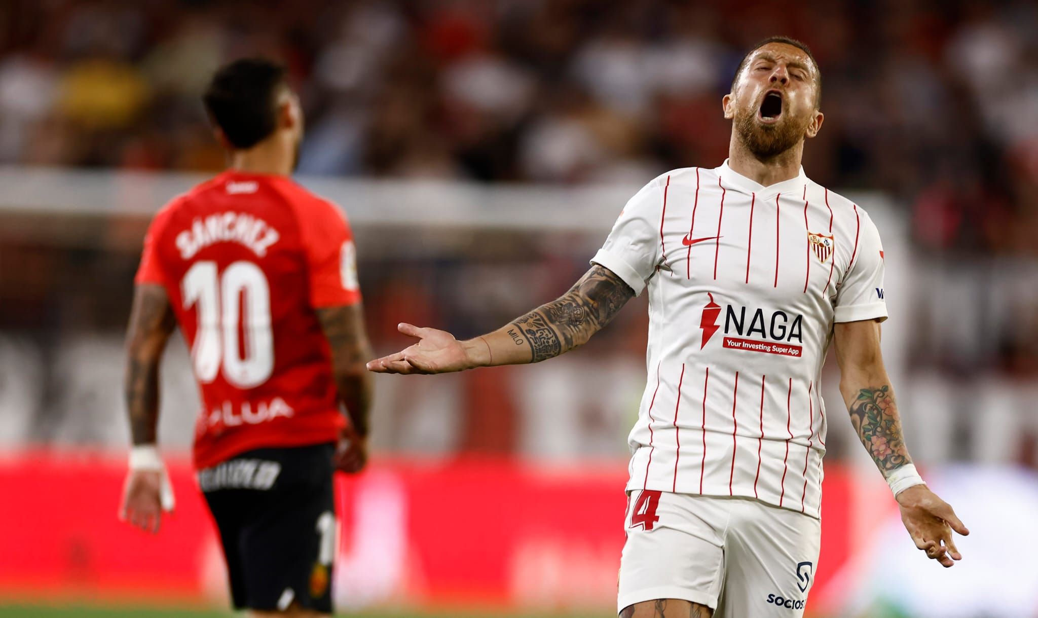  El Papu Gómez se lamenta en el Sevilla-Mallorca.