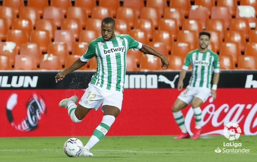  Sidnei con la pelota.