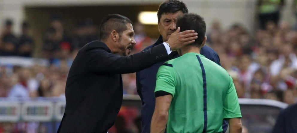  Simeone dándole 'collejas' a Santos Pargaña.