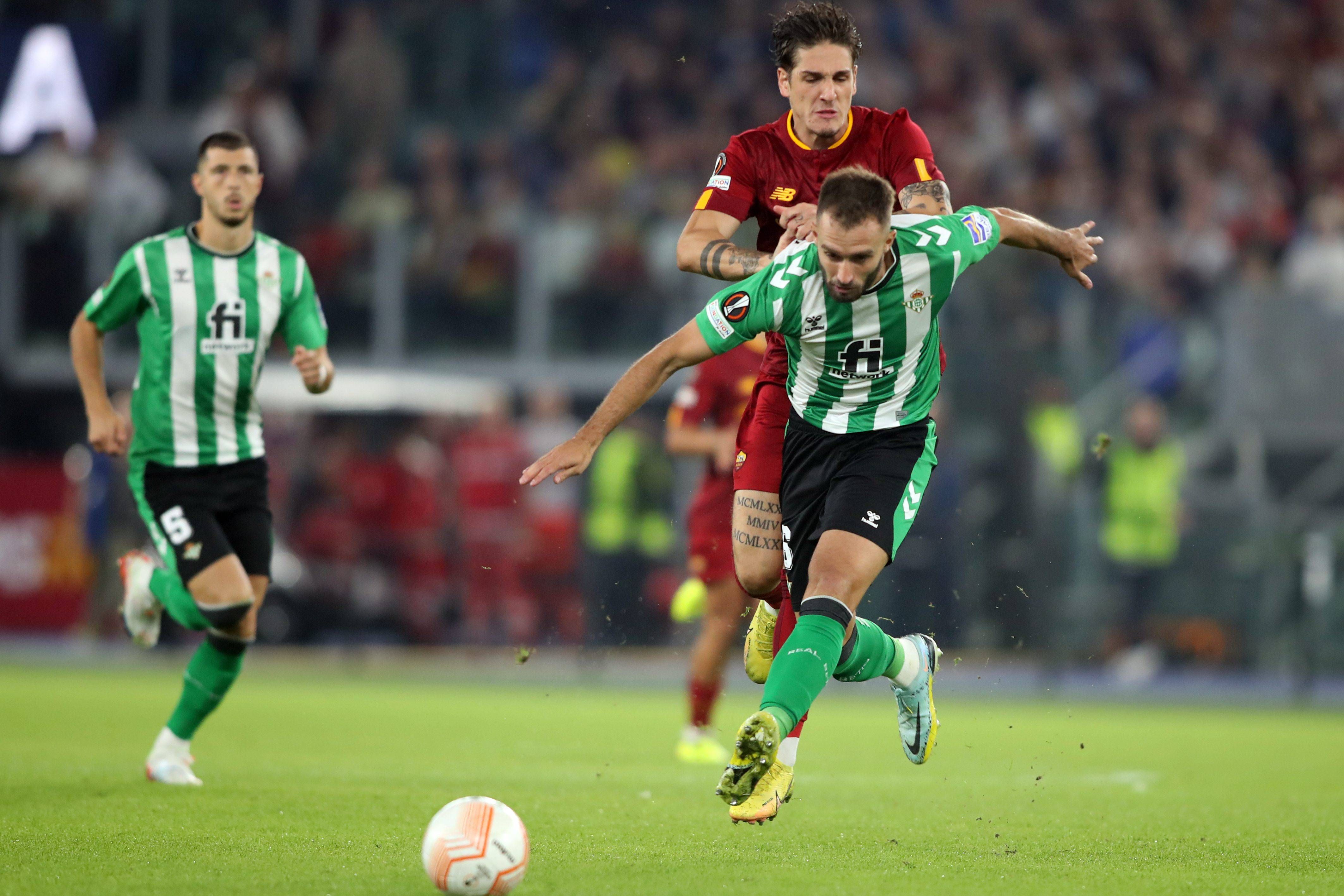  Pezzella, jugador del Betis, ante la Roma.