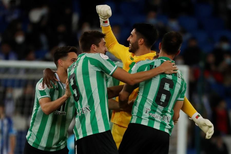  La plantilla del Betis celebra el triunfo ante la Real Sociedad