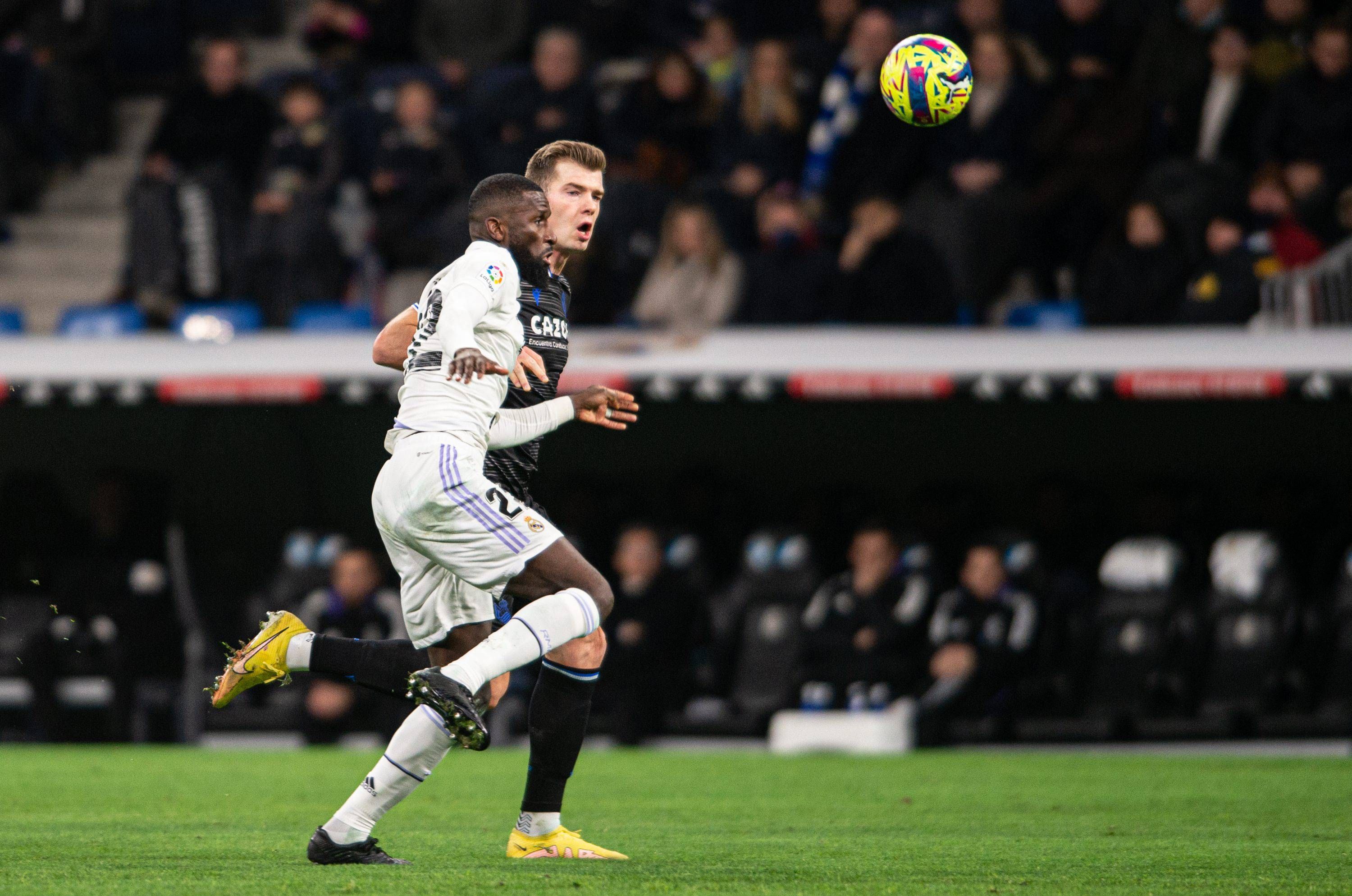 Sorloth y Rüdiger buscan un balón.