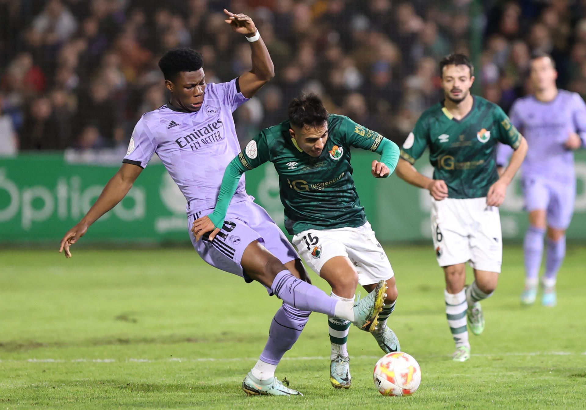  Tchouameni presiona a Luis Télles (FOTO: EFE).