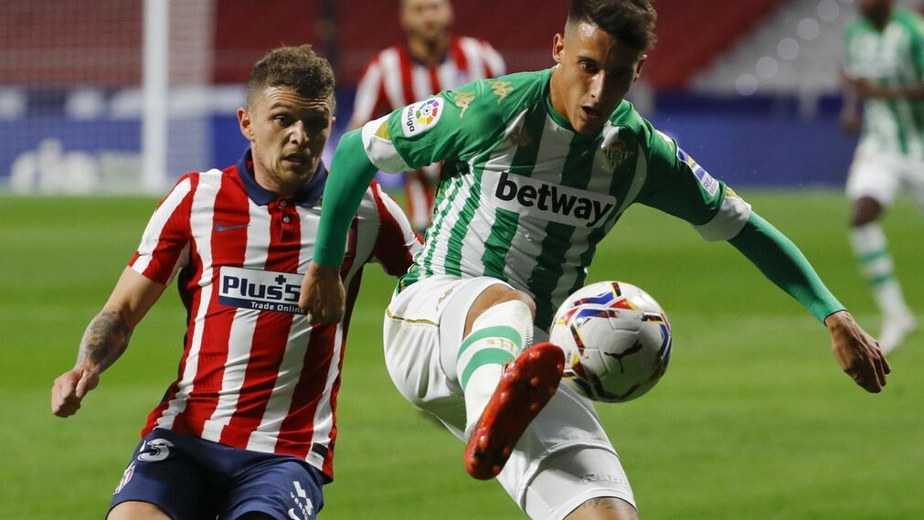  Cristián Tello controla la pelota ante Kieran Trippier.