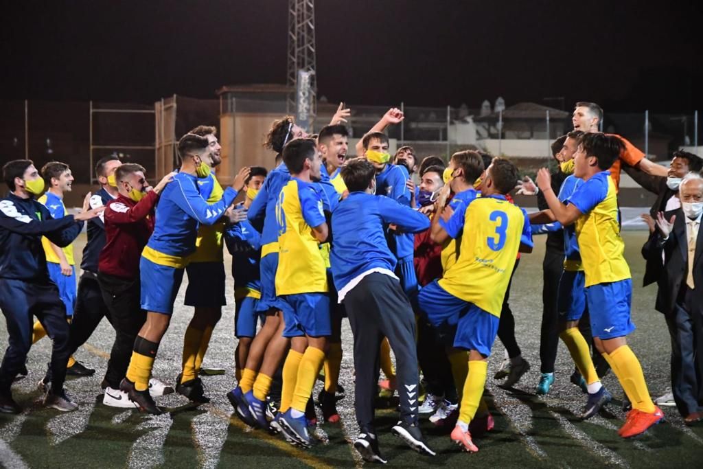  El Tomares celebra su clasificación en la Copa del Rey.