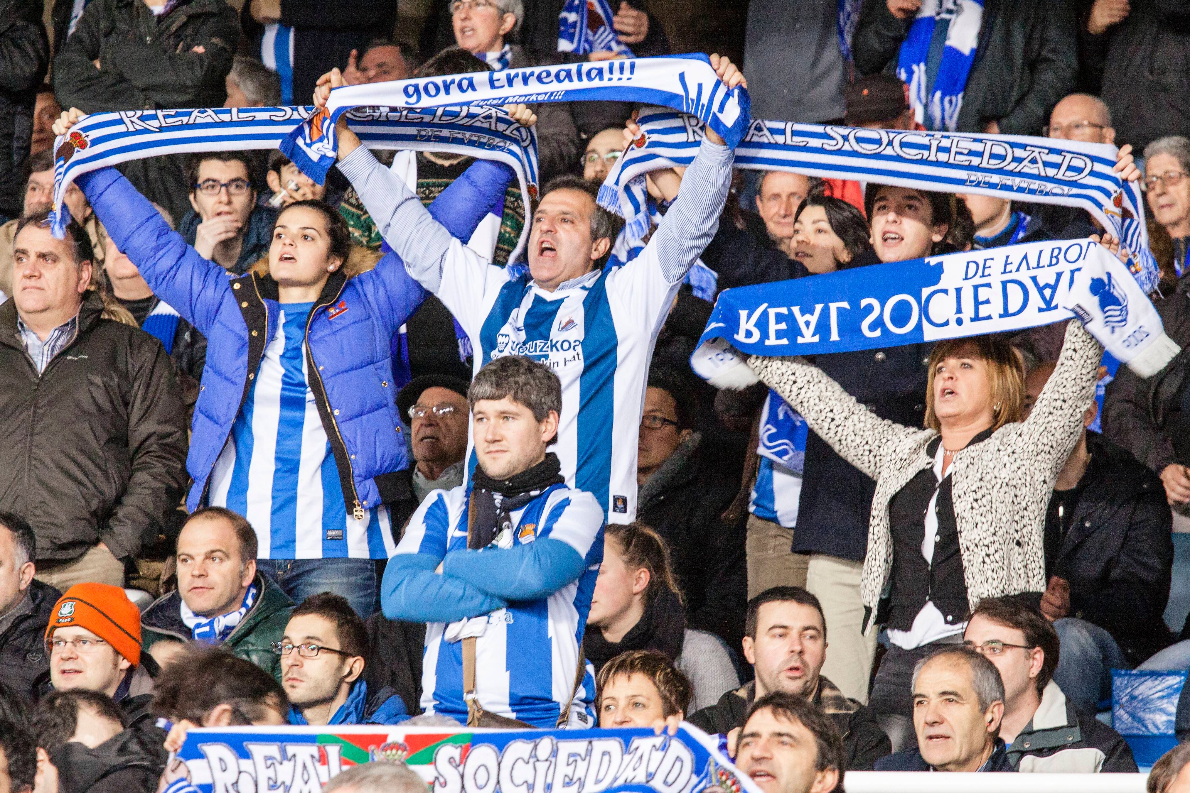 Txuri urdines con bufandas de la Real Sociedad (Cordon Press)