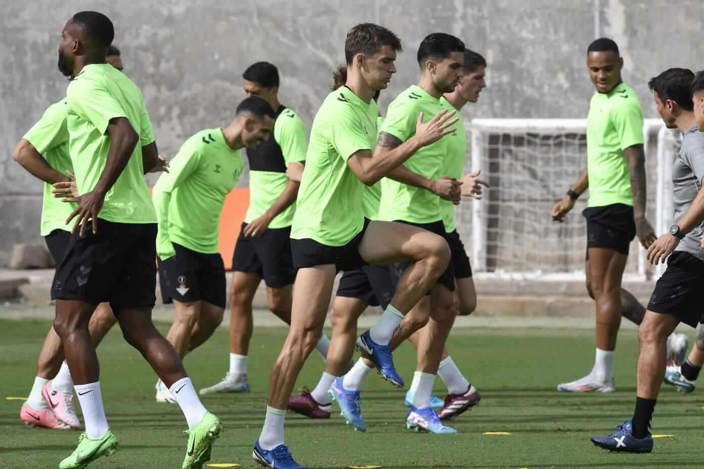 Último entrenamiento del Betis antes de viajar a Varsovia.