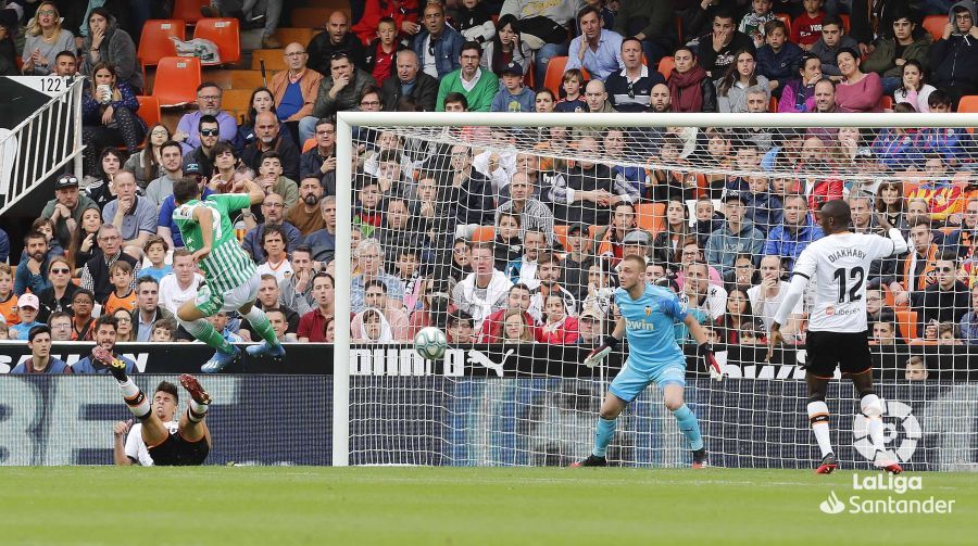  Borja Iglesias en un remate 