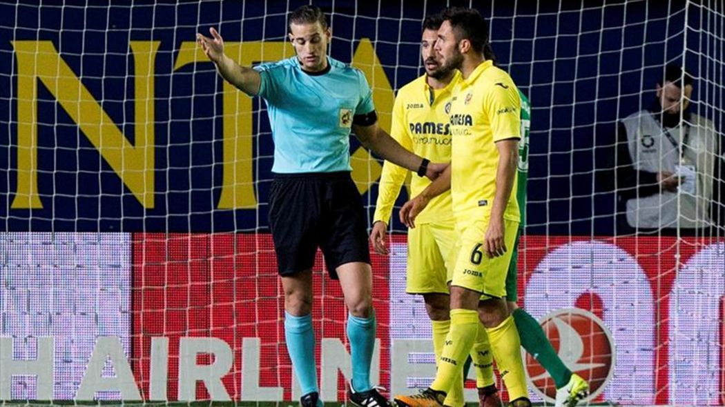  Victor Ruiz durante un partido con el Villarreal.