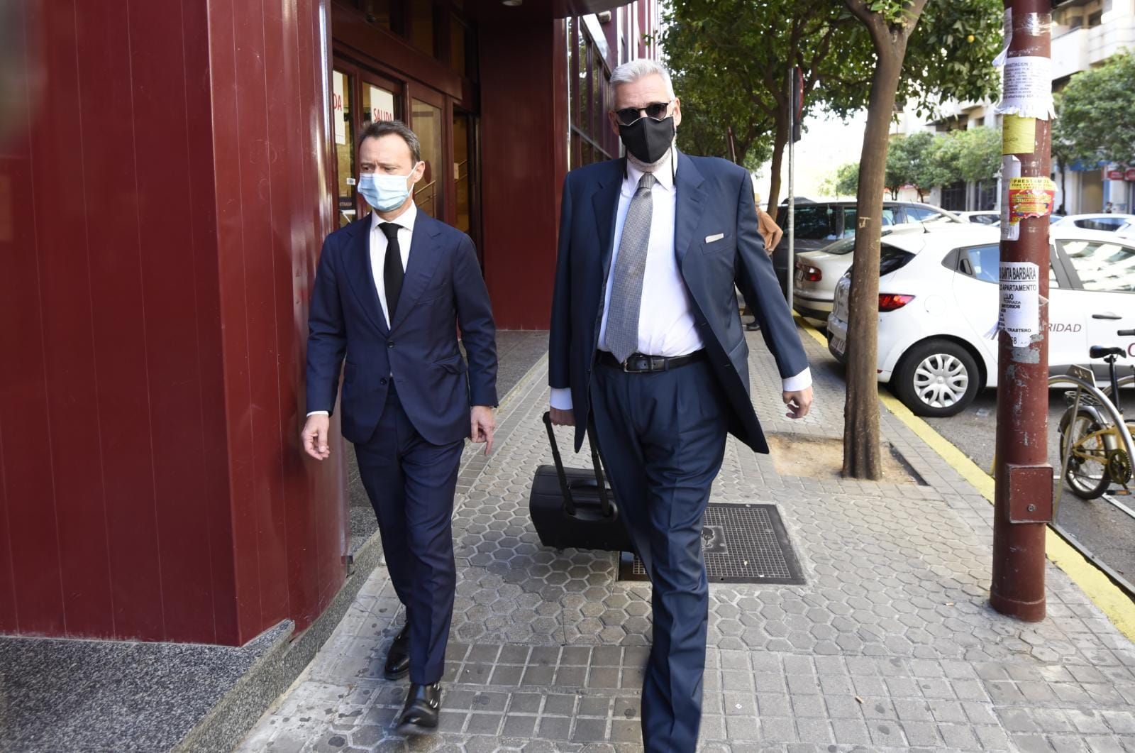 Los abogados de Del Nido, llegando a los juzgados.