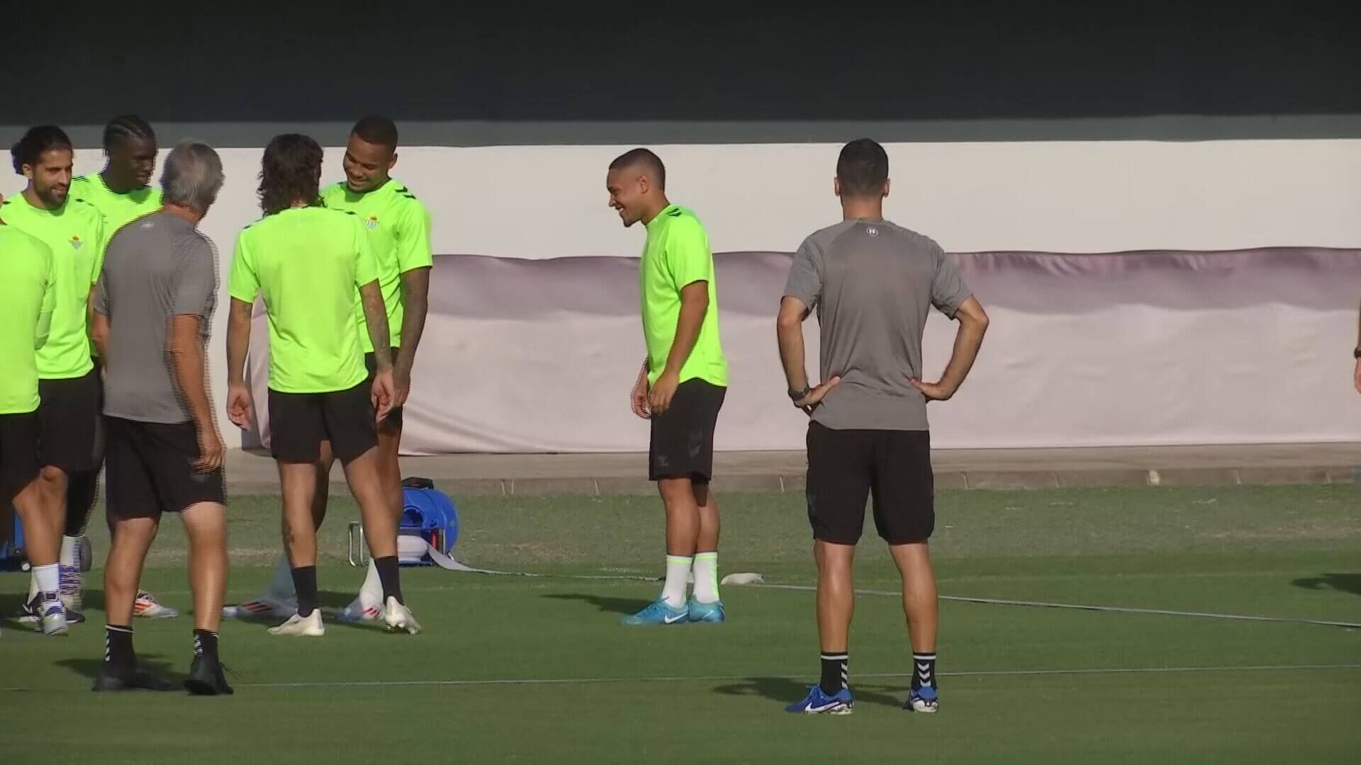  Vitor Roque no se libra del pasillo en su primer entrenamiento con el Betis