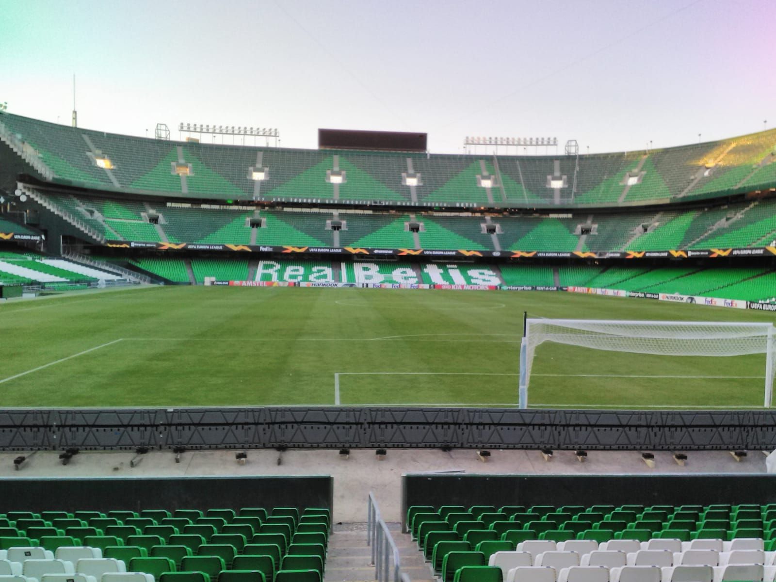 El Benito Villamarín, engalanado para acoger un partido de la UEFA Europa League.