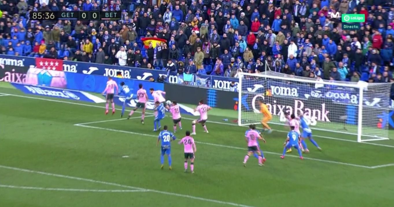 Penalti de Álex Moreno.