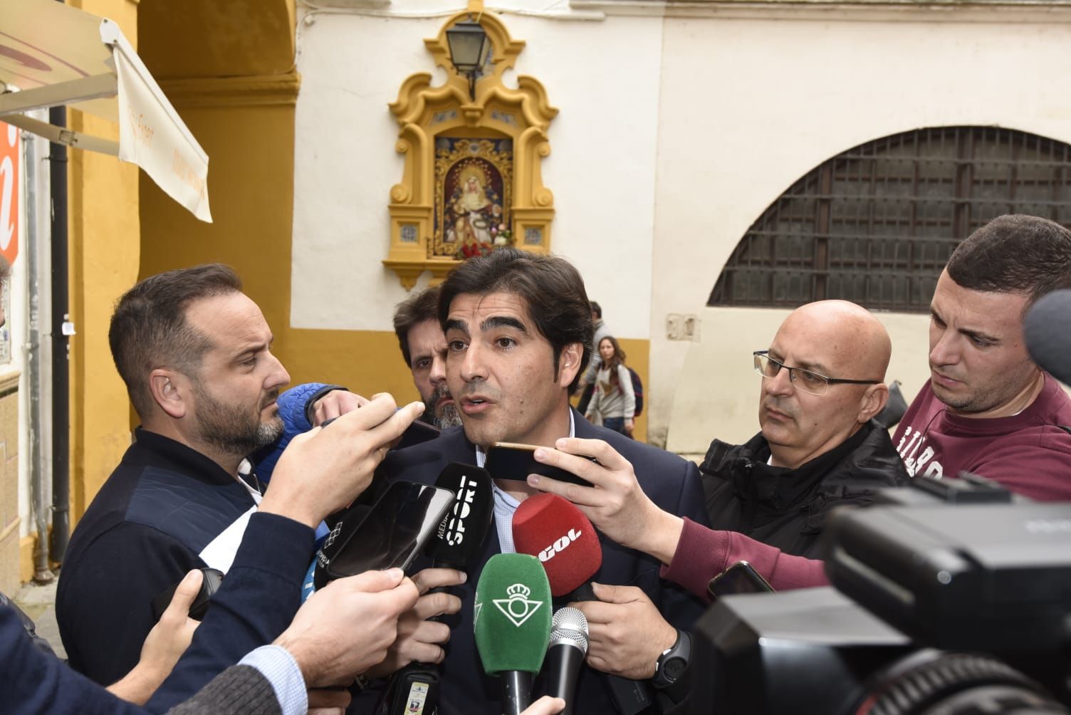  Ángel Haro atiende a los medios antes de la comida con la plantilla.