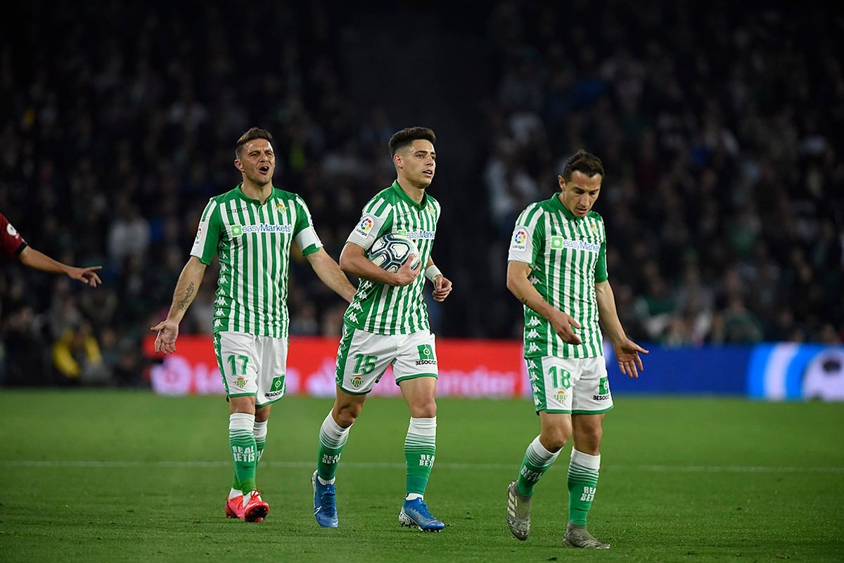  Joaquín, Álex Moreno y Guardado, en el Betis-Mallorca.