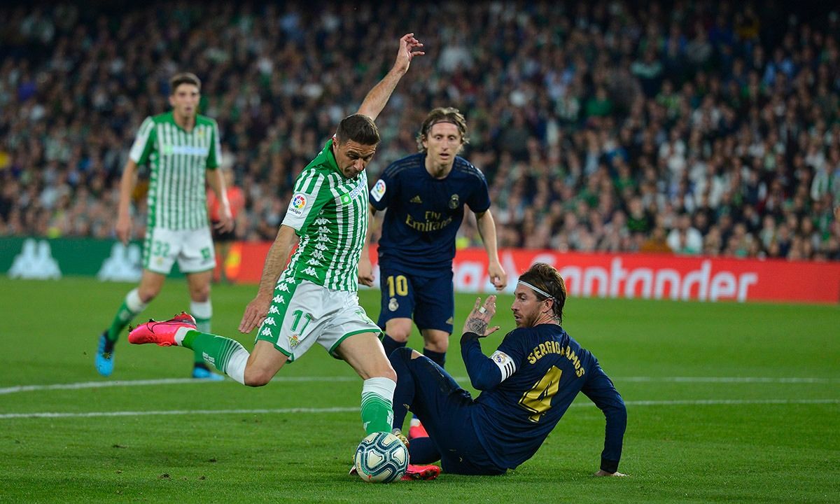 Joaquín ante Sergio Ramos (foto: Kiko Hurtado).