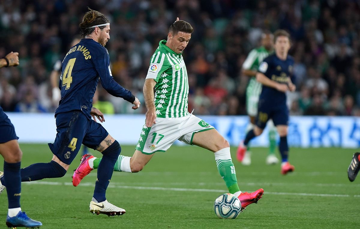  Joaquín se dispone a golpear el balón ante Sergio Ramos.