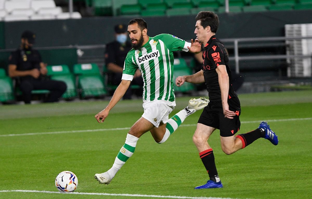 Aritz persigue a Borja Iglesias en el Betis-Real Sociedad.