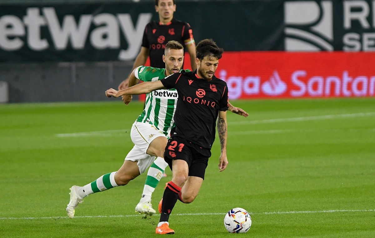 Silva corre delante de Canales en el Betis-Real Sociedad.