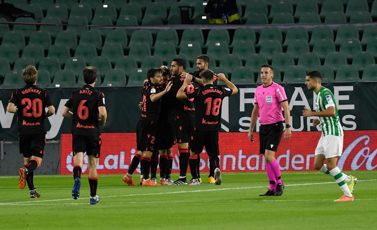 Los jugadores de la Real celebran el gol de Portu al Betis.
