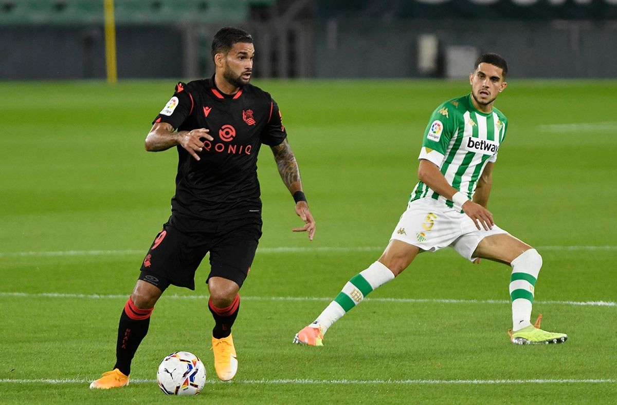 Willian José conduce el balón en el Betis-Real Sociedad.