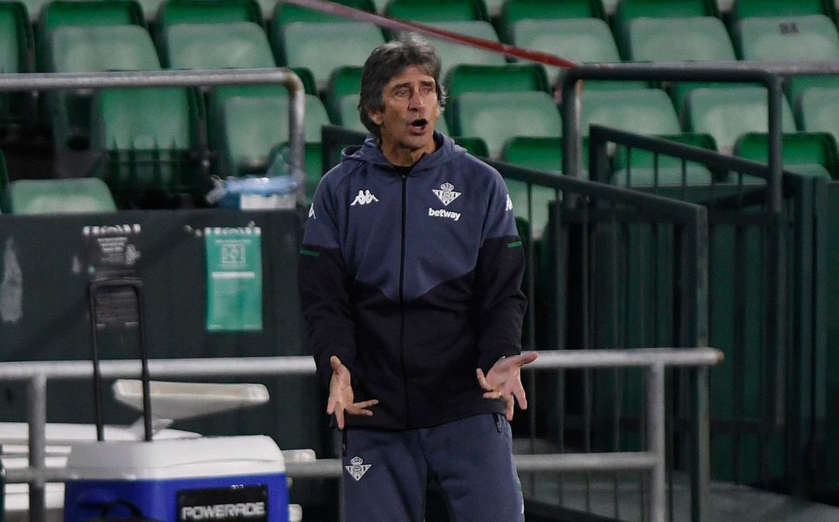  Manuel Pellegrini da instrucciones en el Betis - Éibar.