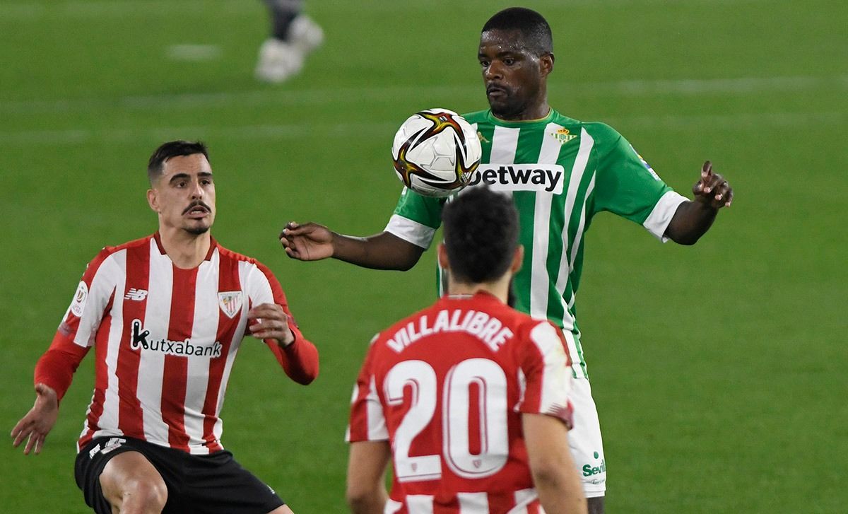  William Carvalho controla el balón ante Dani García y Villalibre.