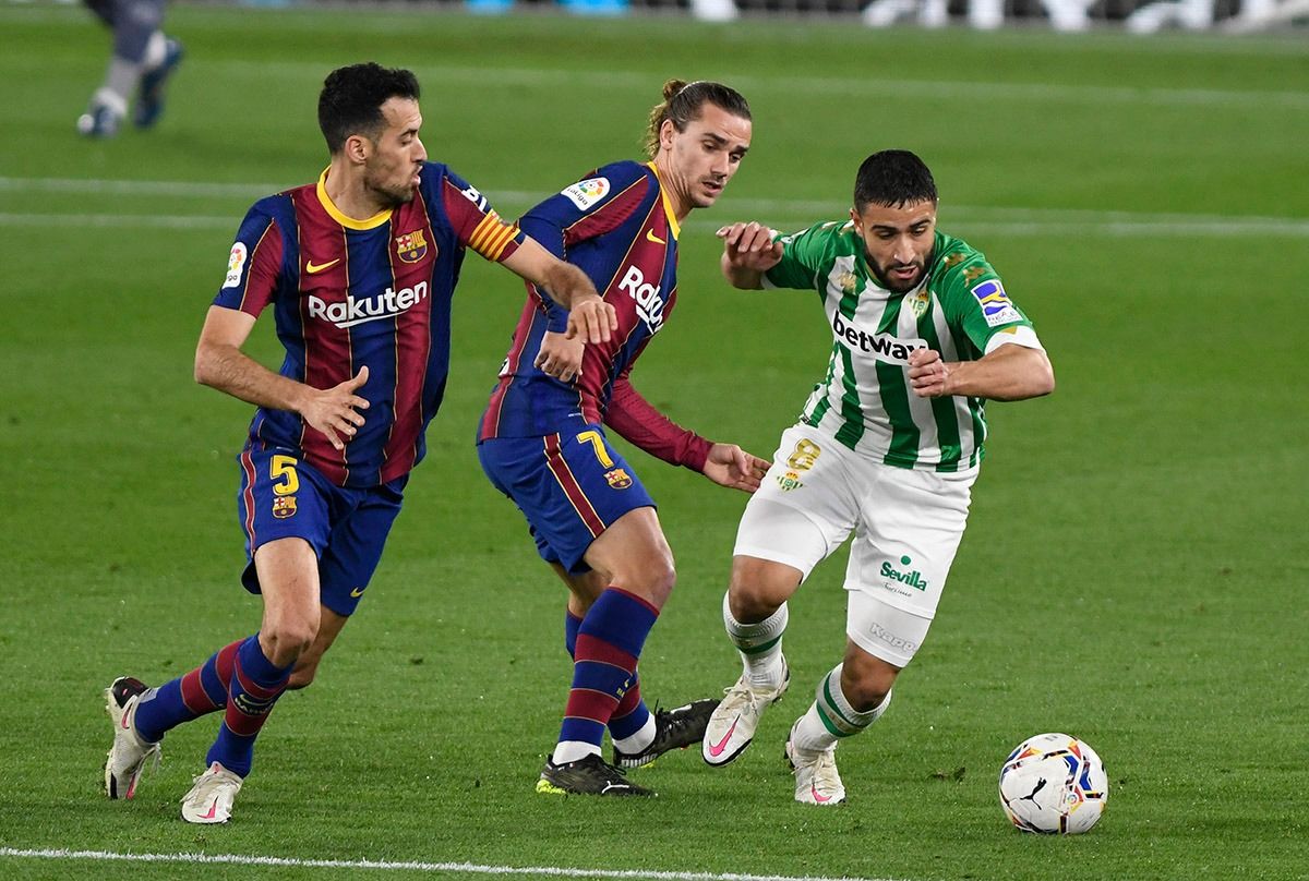  Fekir ante Busquets y Griezzman (foto: Kiko Hurtado).