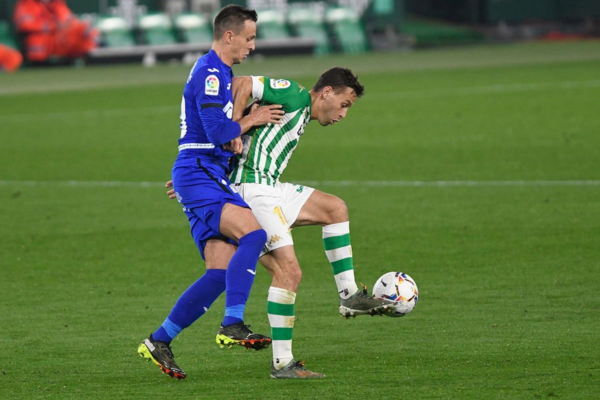  Sergio Canales protege la pelota (foto: Kiko Hurtado).