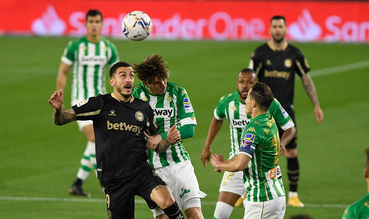  Miranda pugna con Joselu (foto: Kiko Hurtado).