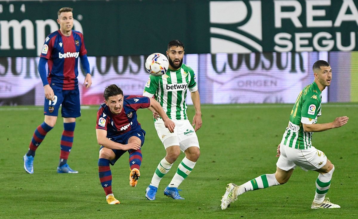  Fekir, aquí ante Bardhi, fue el gran protagonista del choque.