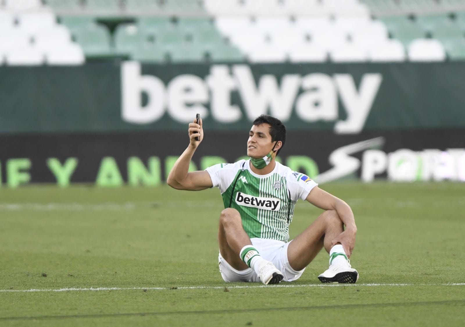  Mandi, despidiéndose del Benito Villamarín.