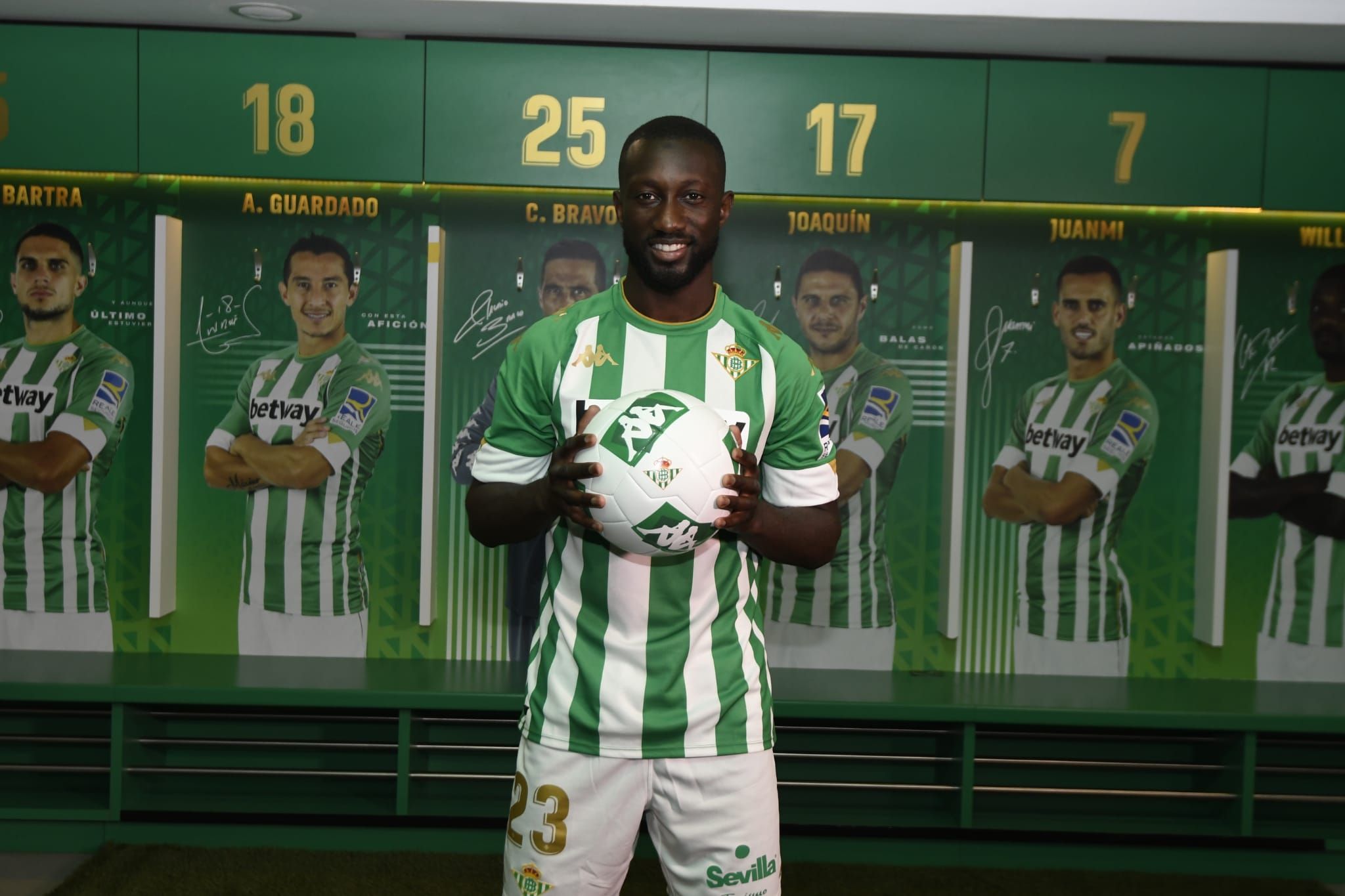  Sabaly, en su presentación con el Betis.