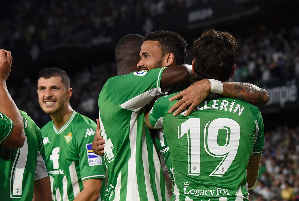 Wiliam Carvalho y Bellerín abrazan a Willian José tras el primer gol del delantero.