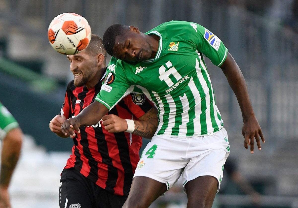 William Carvalho, en el Betis - Leverkusen.