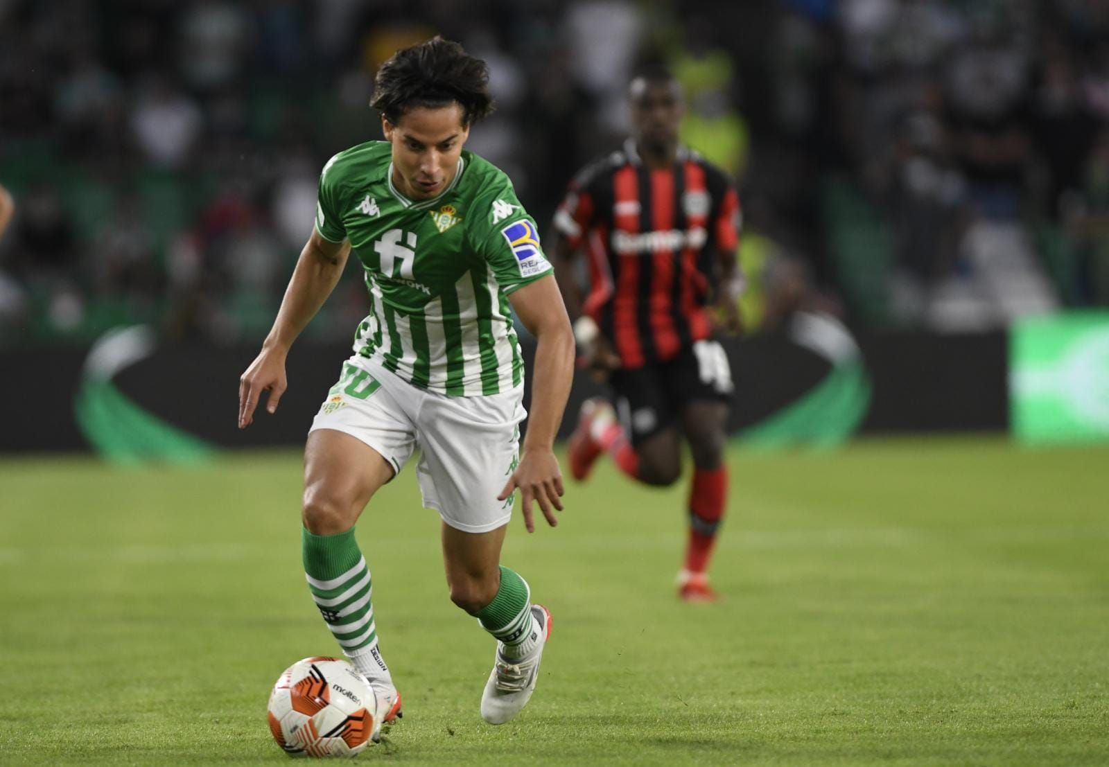  Diego Lainez, ante el Bayer Leverkusen