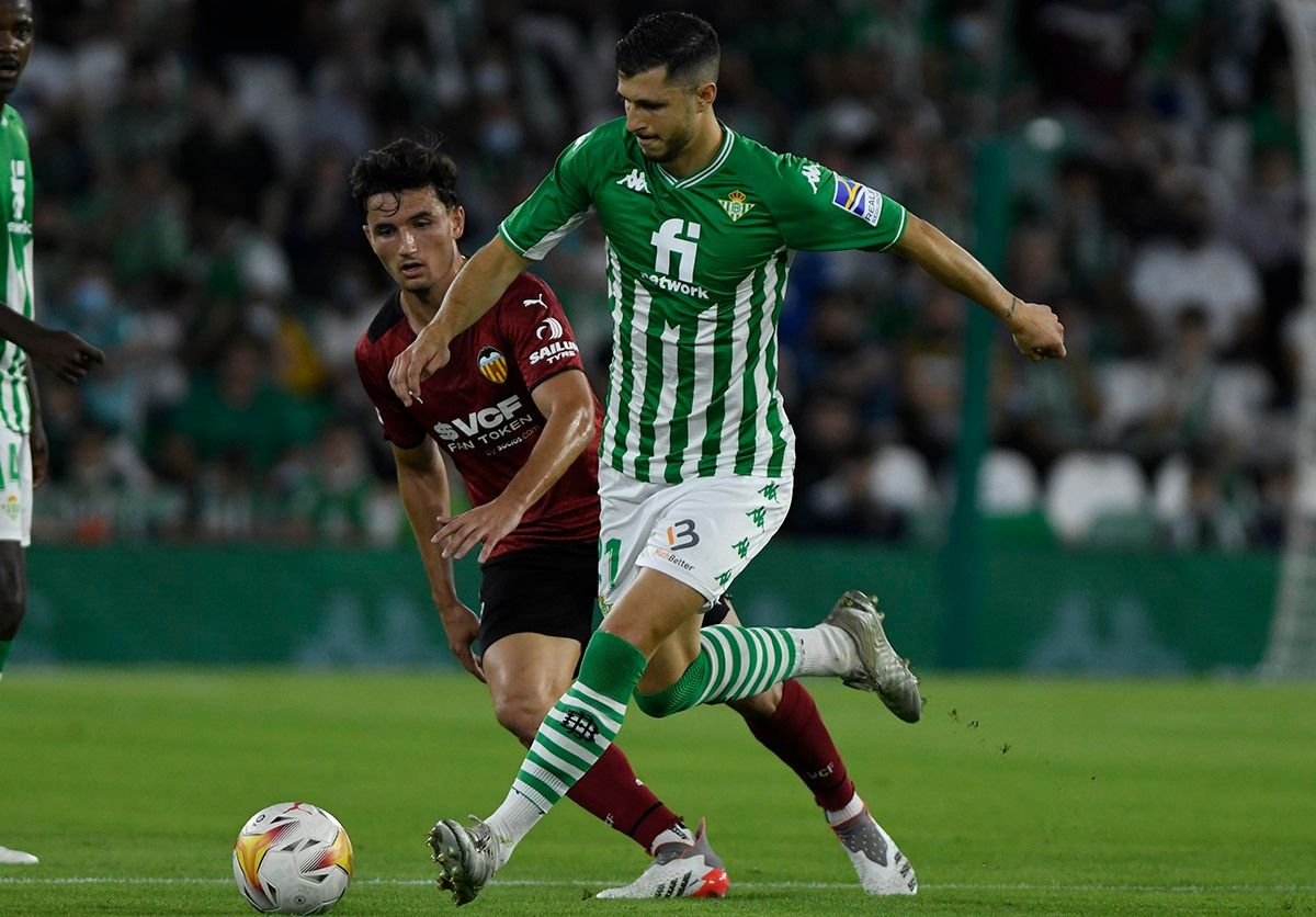  Guido Rodríguez con la pelota (foto: Kiko Hurtado).