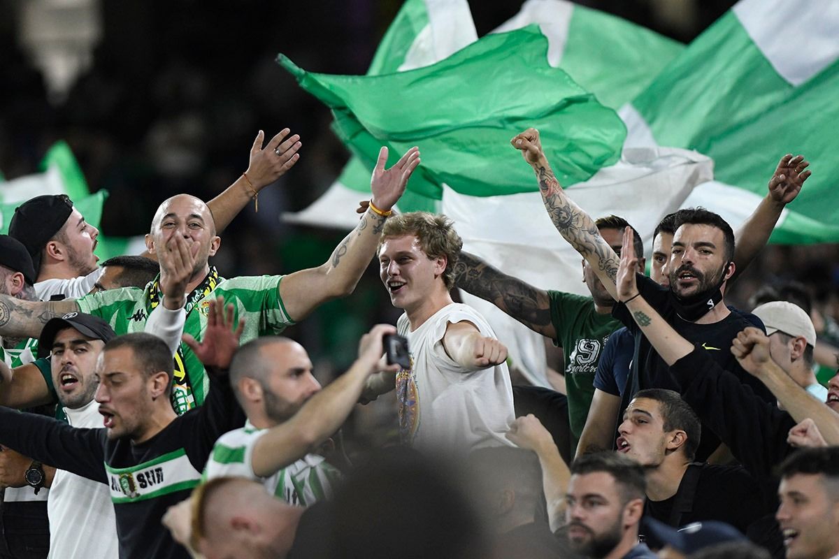 La afición, de nuevo con banderas en el Villamarín.