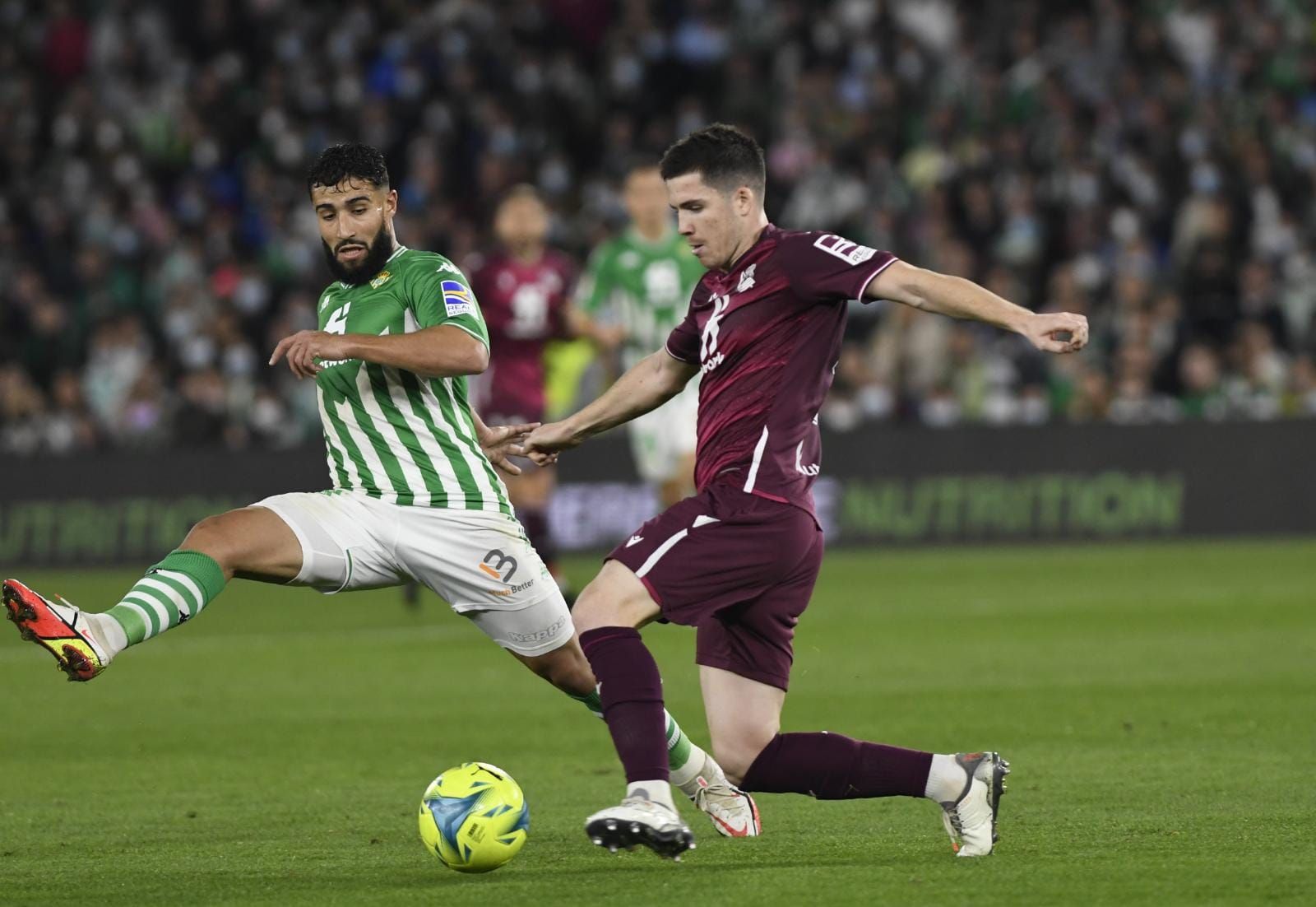  Igor Zubeldia, ante Fekir durante el Real Betis-Real Sociedad en el Benito Villamarín.
