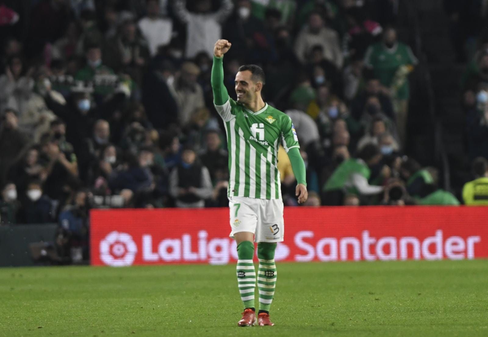  Juanmi celebra uno de los goles del Betis (FOto: Kiko Hurtado)