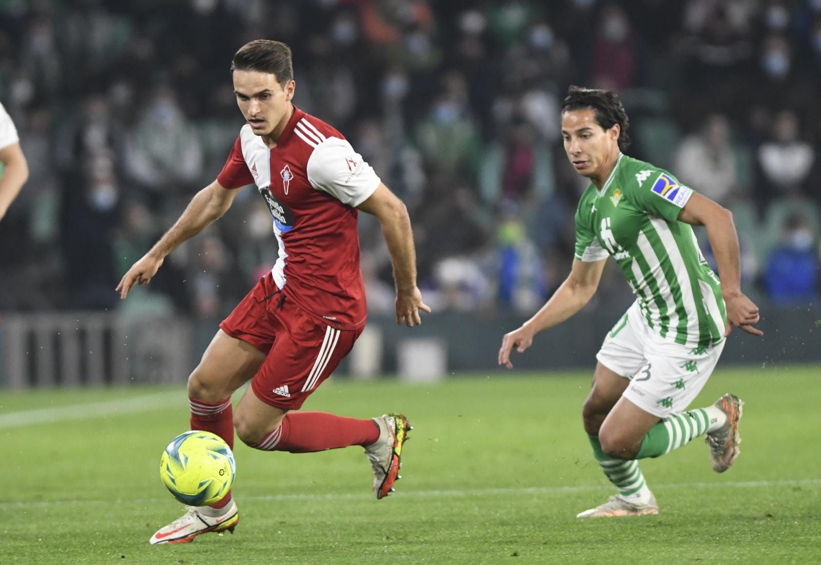  Diego Lainez, ante el Celta de Vigo.